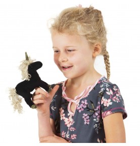 Jeune fille jouant avec Marionnette à doigt Mini licorne noire signée Folkmanis