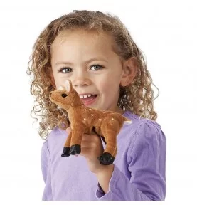 Jeune fille jouant avec Marionnette à doigt mini faon signée Folkmanis