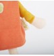 Poupée de Chiffon bio en robe orange signée Sigikid, gros plan sur le bras et l'étiquette