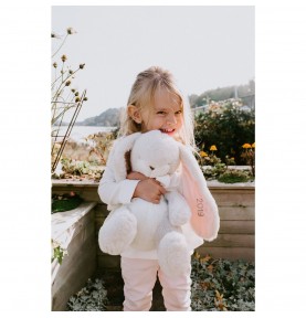 Jeune fille jouant avec Grande peluche lapin rose- 50 cm signée Bunnies By The Bay