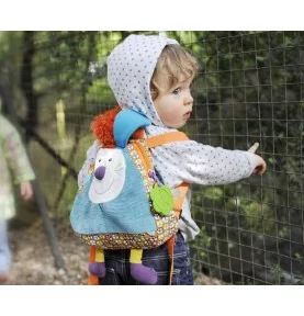 Jeune enfant portant Sac à dos enfant Jef le lapin signé Ebulobo