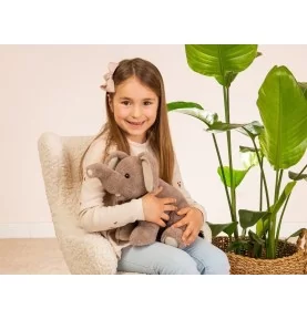 Jeune fille jouant avec Peluche éléphant assis - 35 cm de la collection Hermann Teddy