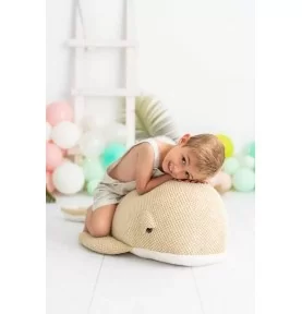 Enfant jouant avec peluche baleine beige en crochet MAXI signée Crochetts