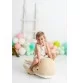 Enfant jouant avec peluche baleine beige en crochet MAXI signée Crochetts