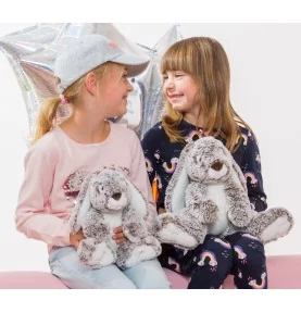 Jeunes filles jouant peluches lapin de différentes tailles signées Teddy Hermann