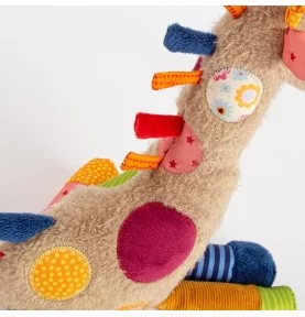 Doudou girafe Patchwork Sweety signé Sigikid, gros plan sur la crinière