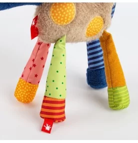 Doudou girafe Patchwork Sweety signé Sigikid, gros plan sur les pattes