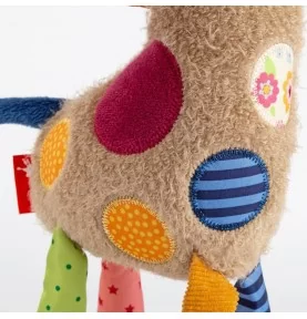 Doudou girafe Patchwork Sweety signé Sigikid, gros plan sur le ventre