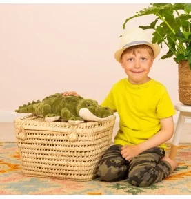 Jeune garçon jouant avec peluche crocodile - 60 cm signée Teddy Hermann