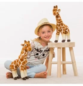 Jeune fille jouant avec peluche girafe - 38 cm signée Teddy Hermann