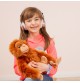 Jeune fille jouant avec Peluche Orang-outan assis 40 cm signée Teddy Hermann