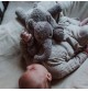 Bébé dormant avec Peluche bruit blanc George l’éléphant gris signée Flow Amsterdam