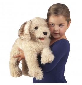 Jeune fille avec Marionnette à main Labradoodle dans les bras